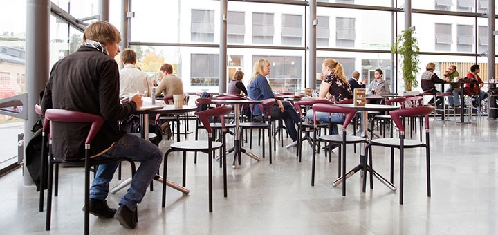 Students sitting in the lobby at Musikhögskolan.