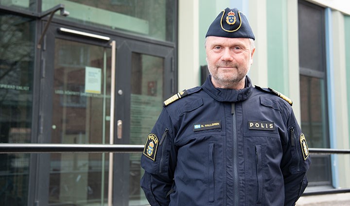 Niclas Hallgren står i polisuniform utanför polishuset i Örebro. 