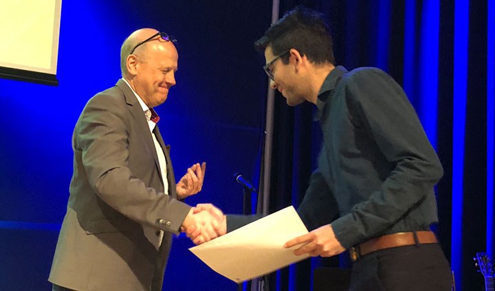 Nikolaos Karagkiozis receives his certificate from Åke Strid, pro vice-chancellor for internationalisation.