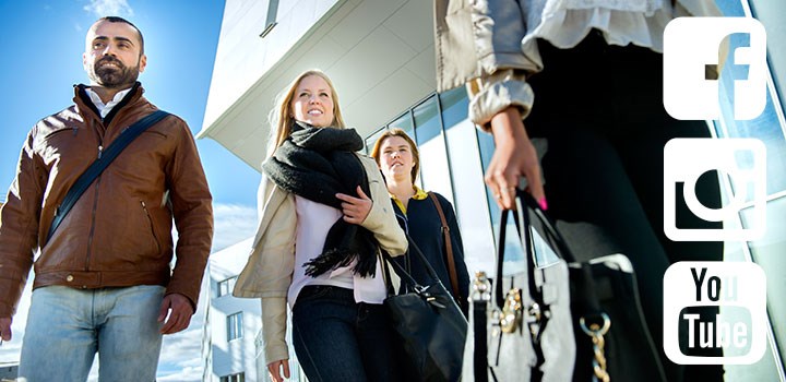 Studenter utanför en byggnad.