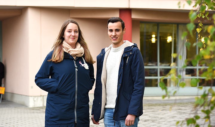 Studenterna Rebecka Enarsson och Michael Tägil utanför universitetets bibliotek