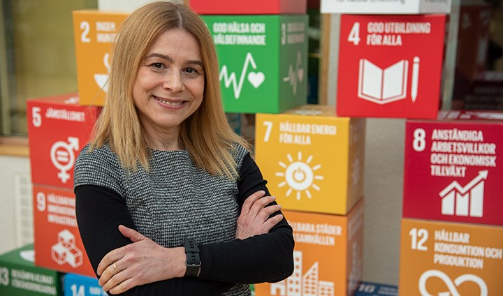 Cristina Trenta framför en vägg med FN:s globala mål.