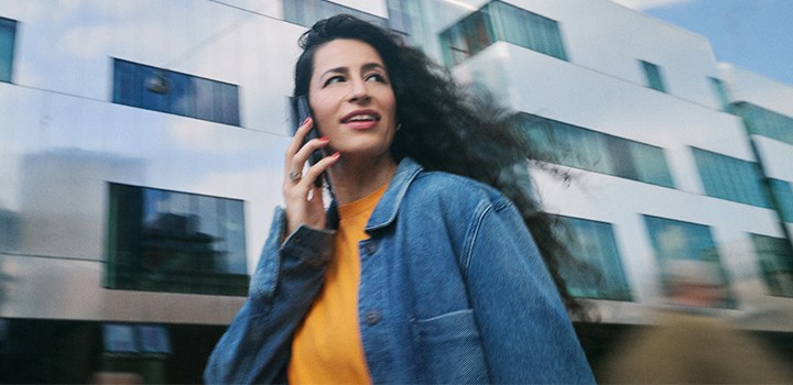 Studenter dansar framför slottet