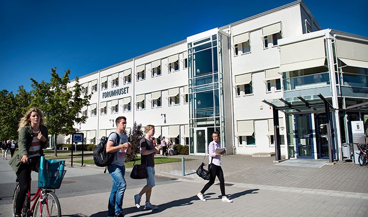 Studenter går och cyklar utanför Forumhuset