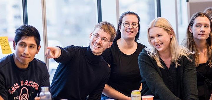 Studenter samlade runt ett bord