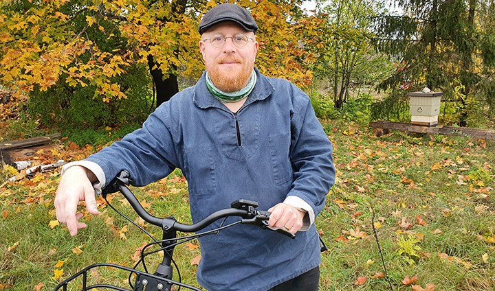 Anders Crommert står med en elcykel.