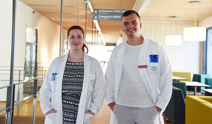 Kristine Midtbö och Anton Ondracek i en korridor på Campus USÖ.