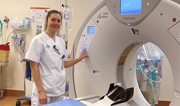 Sandra Garefelt vid en röntgenapparat.