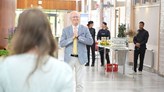 Johan Schnürer på scenen. 