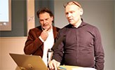 Johan Öhman och Magnus Boström tittar på en laptop.