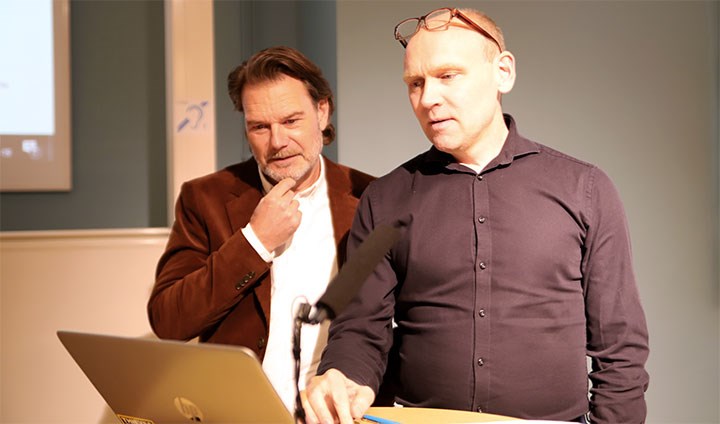 Johan Öhman och Magnus Boström tittar på en laptop.