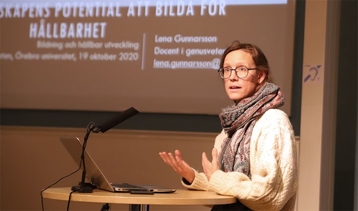 Lena Gunnarsson håller föredrag.