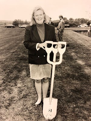 Charlotta Nordenberg med en spade 1990