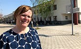 Charlotta Nordenberg framför Teknikhuset på Örebro universitet.