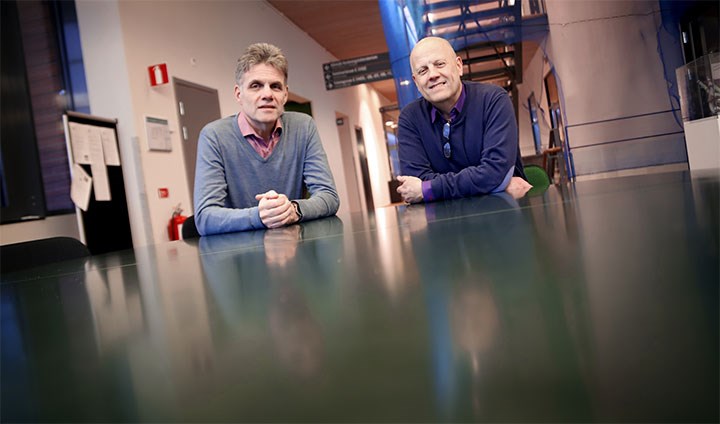 Sören Andersson och Åke Strid sitter vid ett bord och tittar in i kameran.