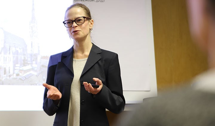 Åsa Wickberg håller föreläsning.