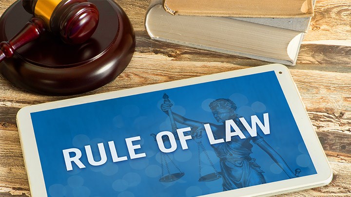 En skylt på bordet med texten Rule of Law