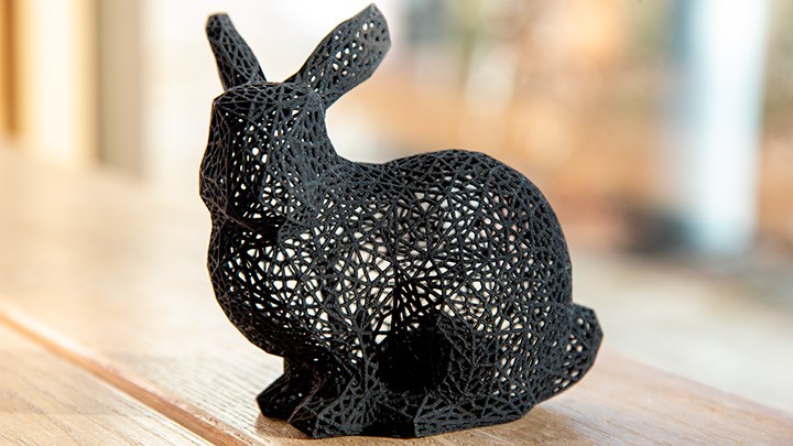 En 3D-printad kanin vid ett föster. Ljuset från fönstret syns genom kaninen, som är uppbyggd av ett spindelvävsliknande mönster.