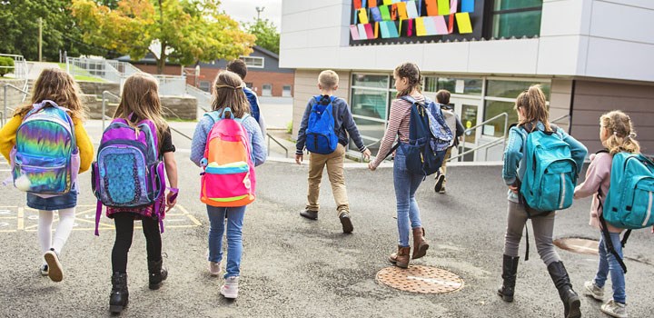 En grupp elever utanför en skola.