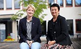 Erica Algotsson och Monica Thyresjö tittar in i kameran.