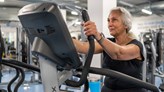 En äldre kvinna som tränar på gymmet. 