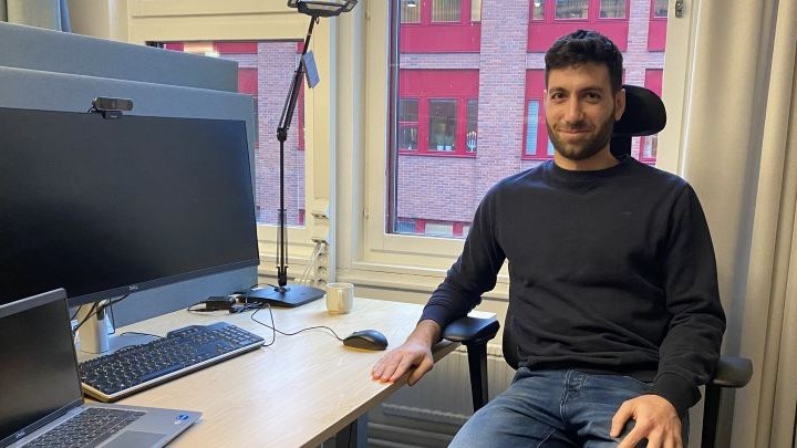 Praktikant vid skrivbord