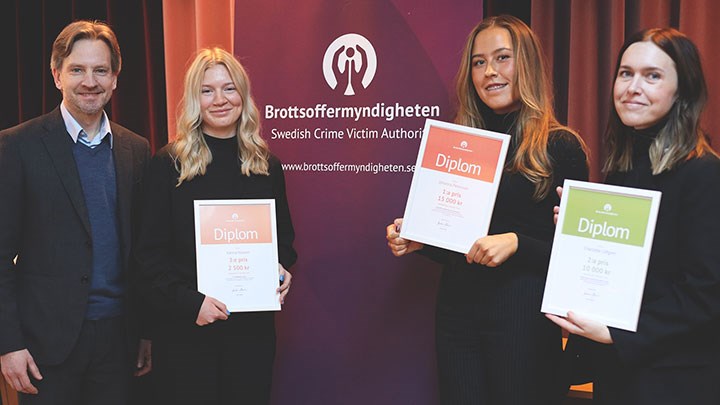 Anders Alenskär med tre av pristagarna – Hanna Nilsson, Johanna Petersson och Charlotte Löfgren.