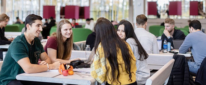 Fyra studenter som sitter och pratar.