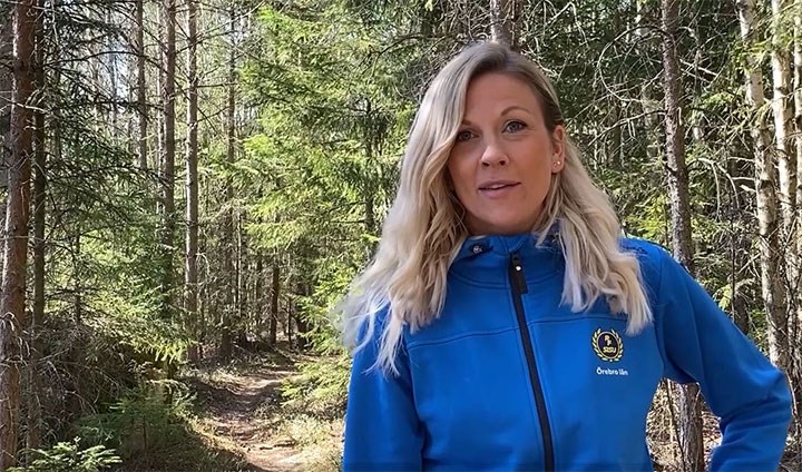 Josefin Gullbrand i skogen.