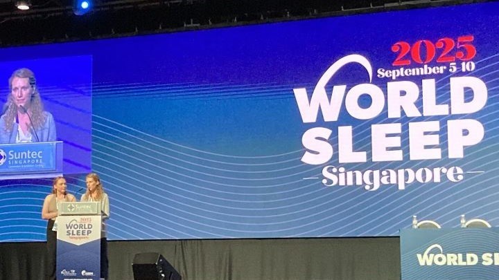 Presentatörer på scen vid World Sleep 2025