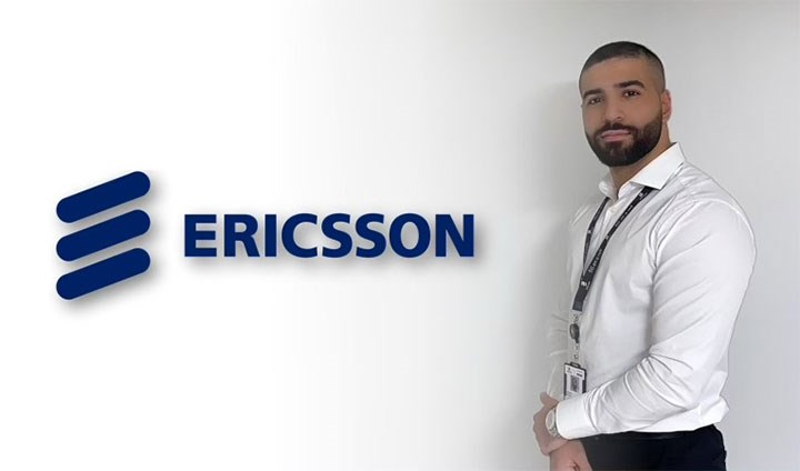 Daniel Mirza bredvid Ericssons logotyp.