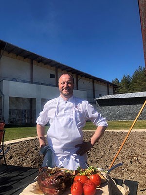 Bilden visar kocken och universitetsläraren Karl-Magnus Edberg vid grillen.
