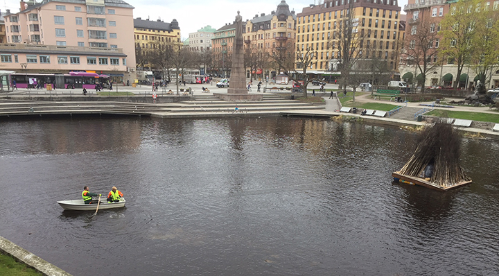 Flotten bogseras ut i Svartån