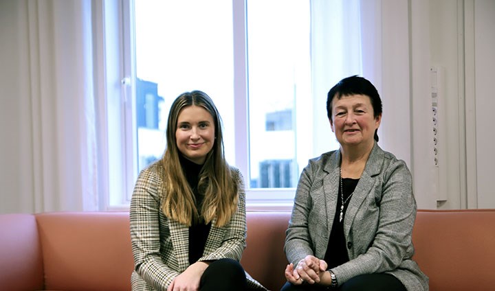 Studenter går genom Novahuset på campus.