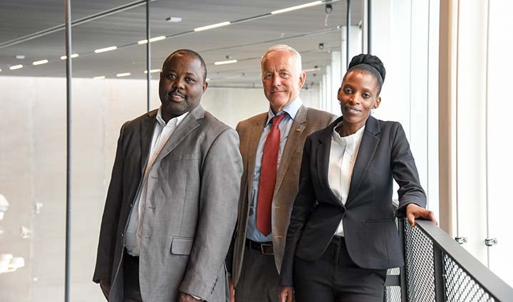 Pierre Bakunzibake, Åke Grönlund och Chantal Mutimukwe i Novahuset