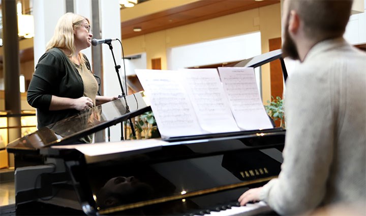 Anna Porsbjer på sång och Markus Wämmerfors på piano