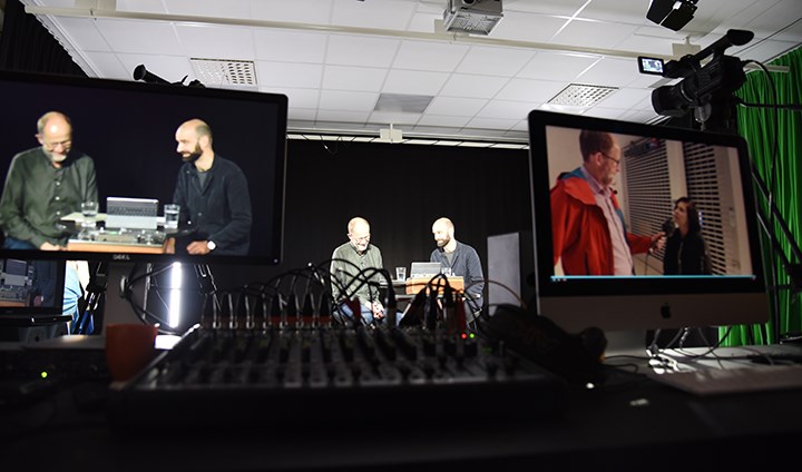 Tomas Svensson och Eric Borgström spelar in podden i tv-studion.