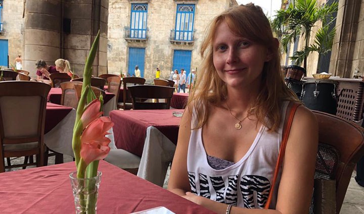 Jennifer Schlyter sitter i en uteservering på Kuba.. 