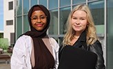 Ghada Mahamed och Michaela Eriksson framför Novahuset.  