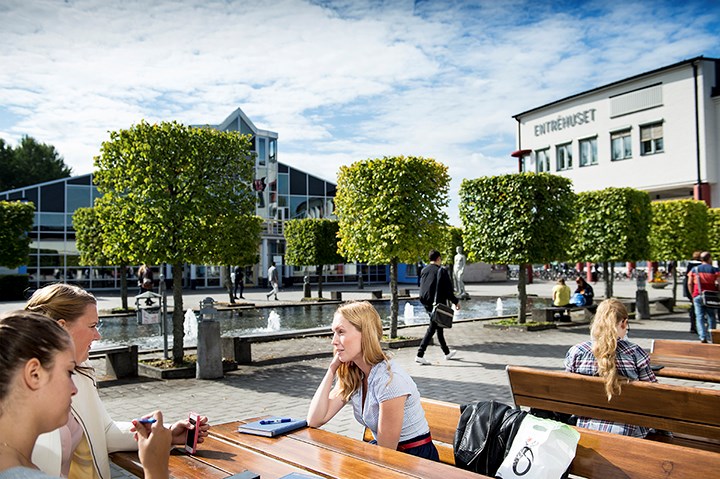 Student pratar utanför Långhuset