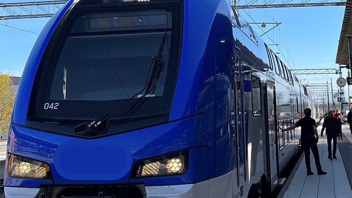 Tåg på en perrong.