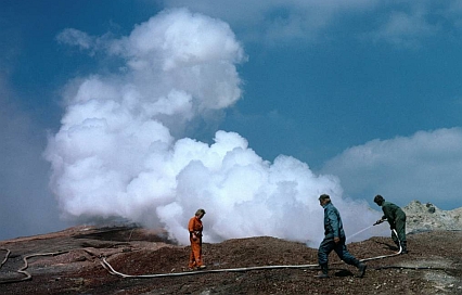 Trying to put out Kvarntorpshögen during the seventies. Photo: Kumla kommun 