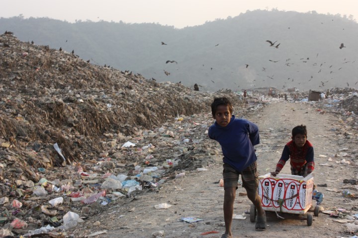 barn på soptipp i Indien