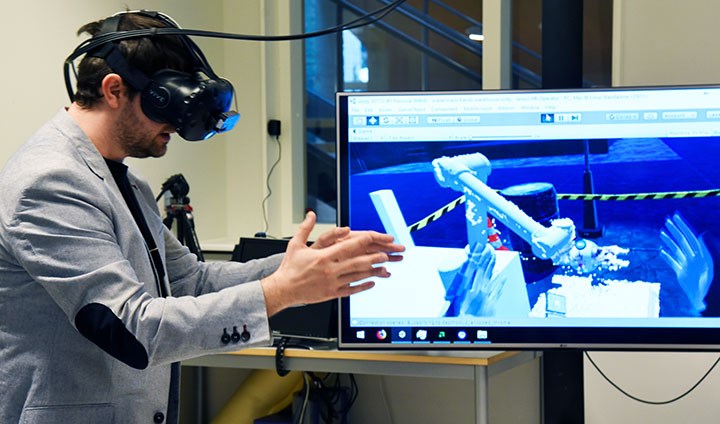 Bild på person som använder VR-teknik