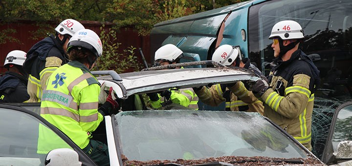 Ambulanssjukvårdare vid olycksplats med fordon
