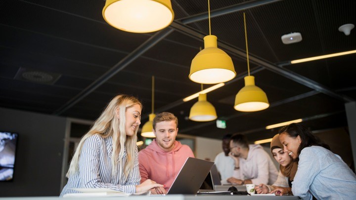 Studenter vid ett bord i Nova