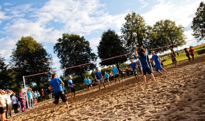 Beachvolleyball-courts next to the red pavilion