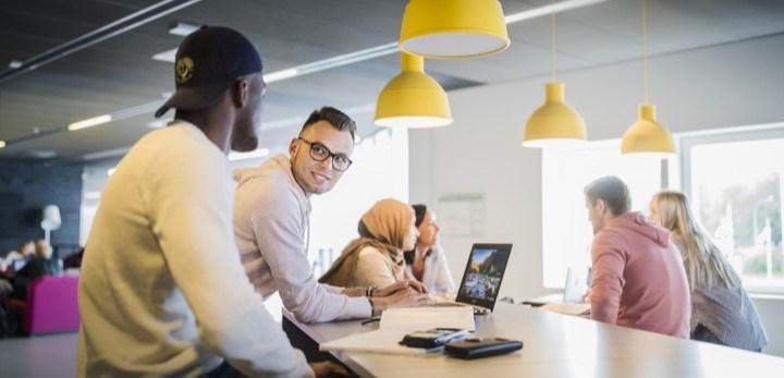 Två personer i studiemiljö