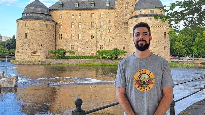 Carlos Aleix Llovet standing in front of the Örebro Castle.