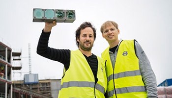 Rafael Mosberger och Henrik Andreasson med sin kamera. Foto: Kicki Nilsson/Icon Photography